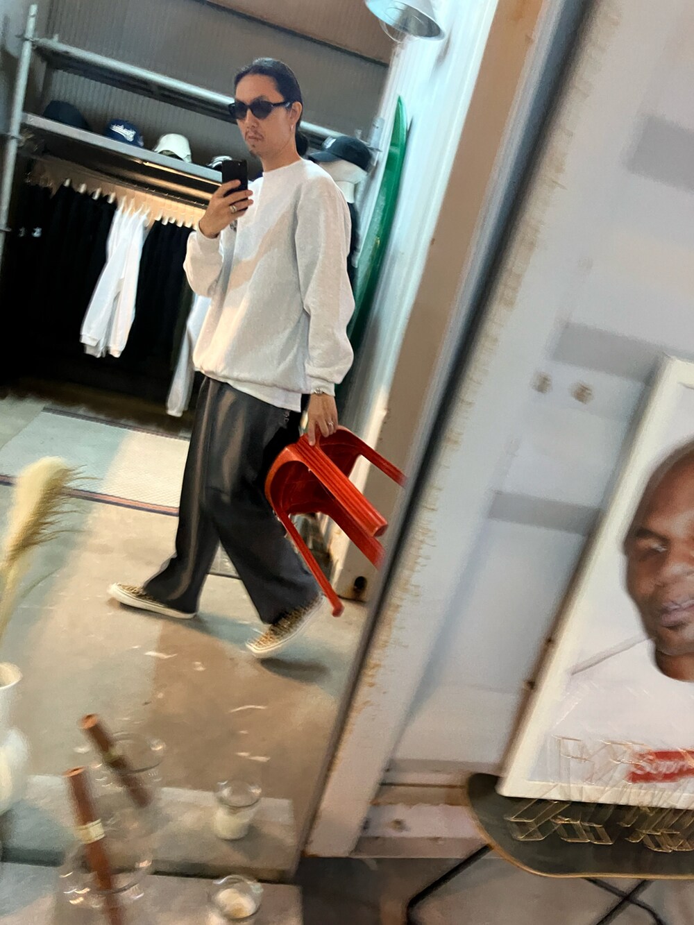 グレー系のスウェット、グレー系のスラックス、イエロー系のスニーカーを着用したメンズの秋コーディネートの4枚目の写真