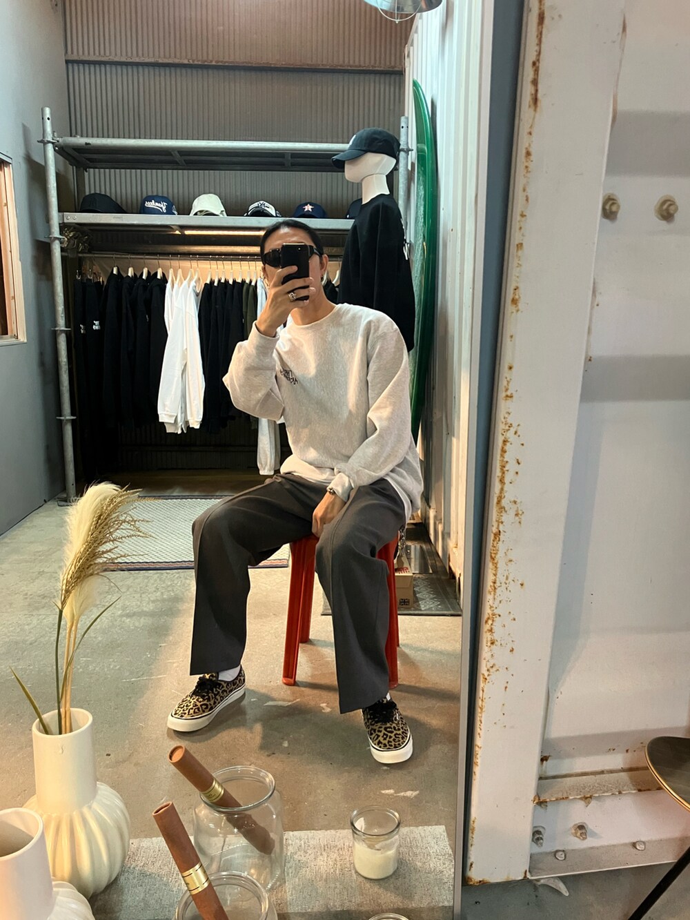 グレー系のスウェット、グレー系のスラックス、イエロー系のスニーカーを着用したメンズの秋コーディネートの2枚目の写真