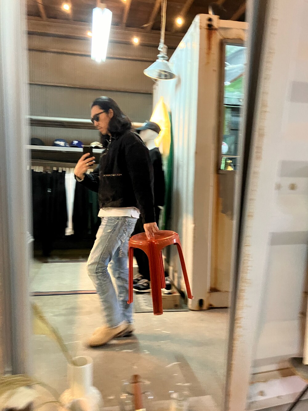 ベージュ系のブーツ、ブルー系のデニムパンツ、ブラック系のその他アウターを着用したメンズの冬コーディネートの4枚目の写真