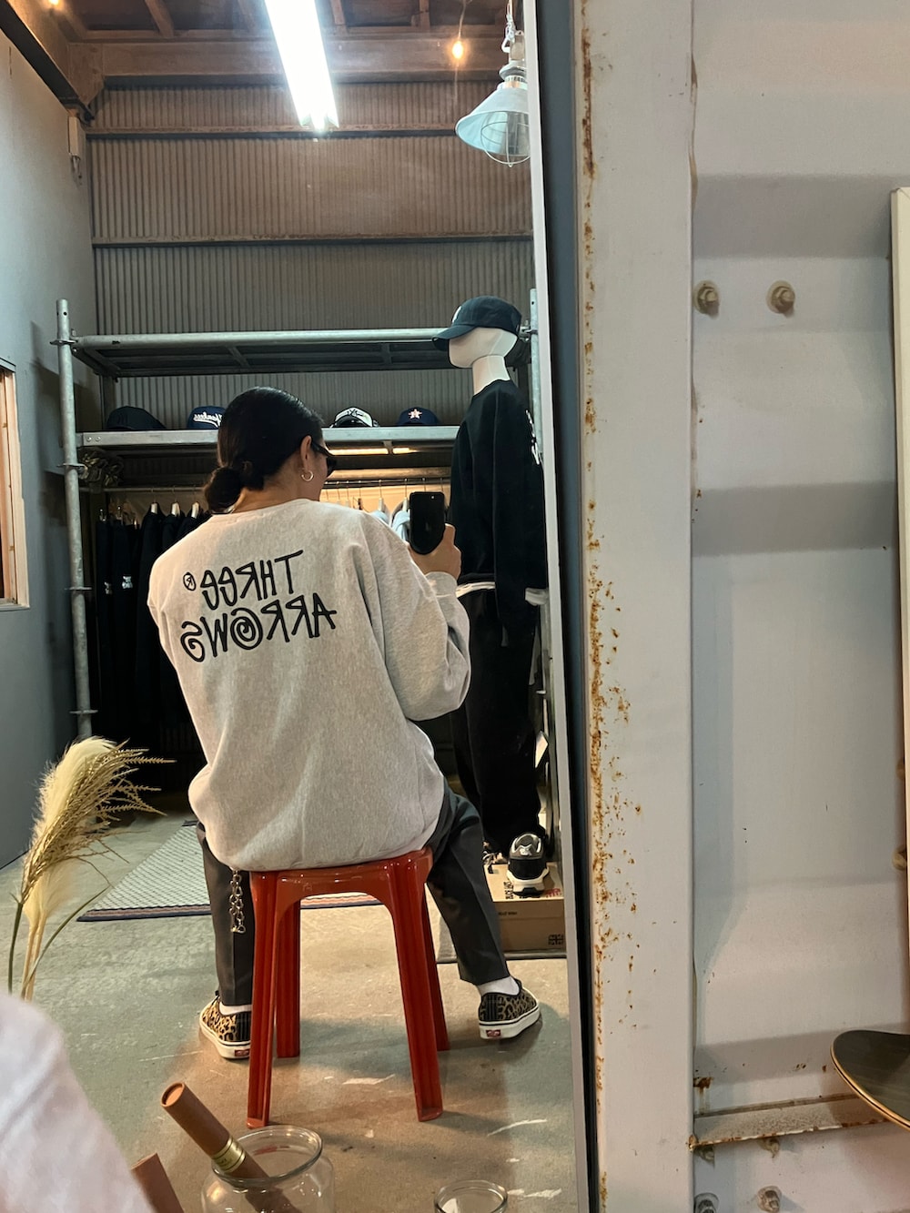 グレー系のスウェット、グレー系のスラックス、イエロー系のスニーカーを着用したメンズの秋コーディネートの3枚目の写真