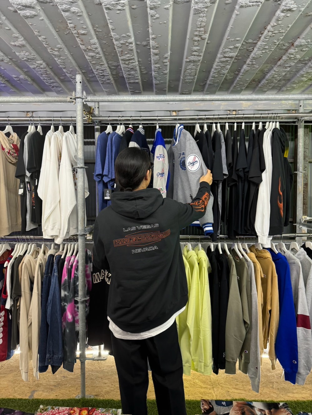 ブラック系のスラックス、ブラック系のスニーカー、ブラック系のパーカーを着用したメンズの秋コーディネートの3枚目の写真