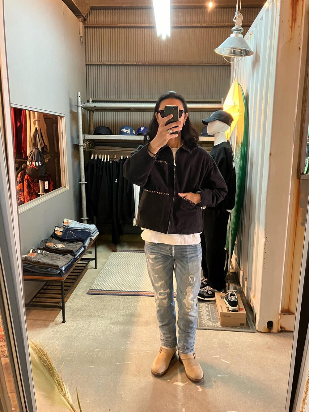 ベージュ系のブーツ、ブルー系のデニムパンツ、ブラック系のその他アウターを着用したメンズの冬コーディネートの2枚目の写真