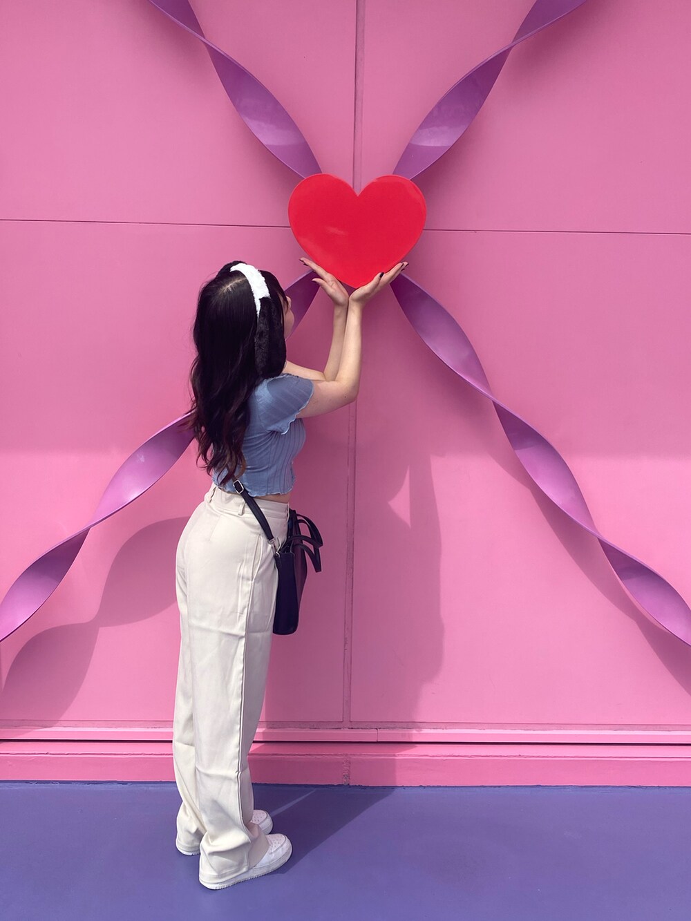 ブラック系のショルダーバッグを着用したレディースの秋コーディネートの2枚目の写真