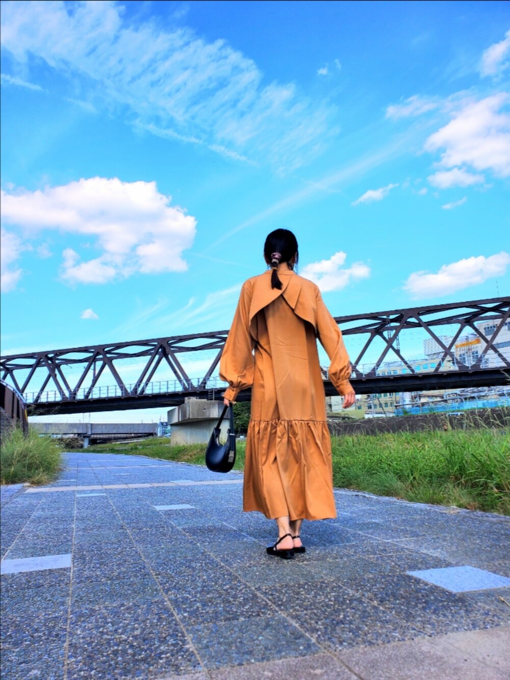 「秋っぽコーデ更新中、秋コーデ、休日スタイル、お出かけコーデ、ワンピース、秋服」｜「&. NOSTALGIAの【ZOZO限定】フリルケープ裾ティアードワンピース（ワンピース、イエロー系）」を使った、𝕄𝔸ℕ𝔸𝕄𝕀☺︎︎さん（骨格ウェーブ・レディース・158cm）の秋コーディネートの2枚目の写真