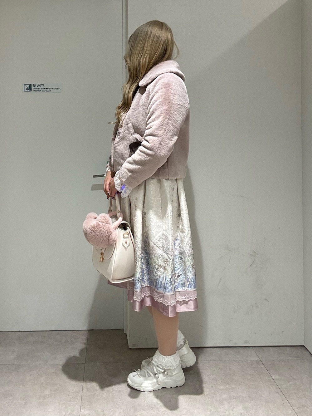 「骨格ストレート、高身長女子、axes femme、ファーコート、ガーリー、ピンク、最近のいい感じコーデ、冬アウター、タートルネック、お出かけコーデ、クリスマスコーデ、デートコーデ」|「axes femme POETIQUEのクラシカル型押しバッグ(ショルダーバッグ、ホワイト系)」を使った、kanaeさん(レディース・169cm)の冬コーディネートの3枚目の写真