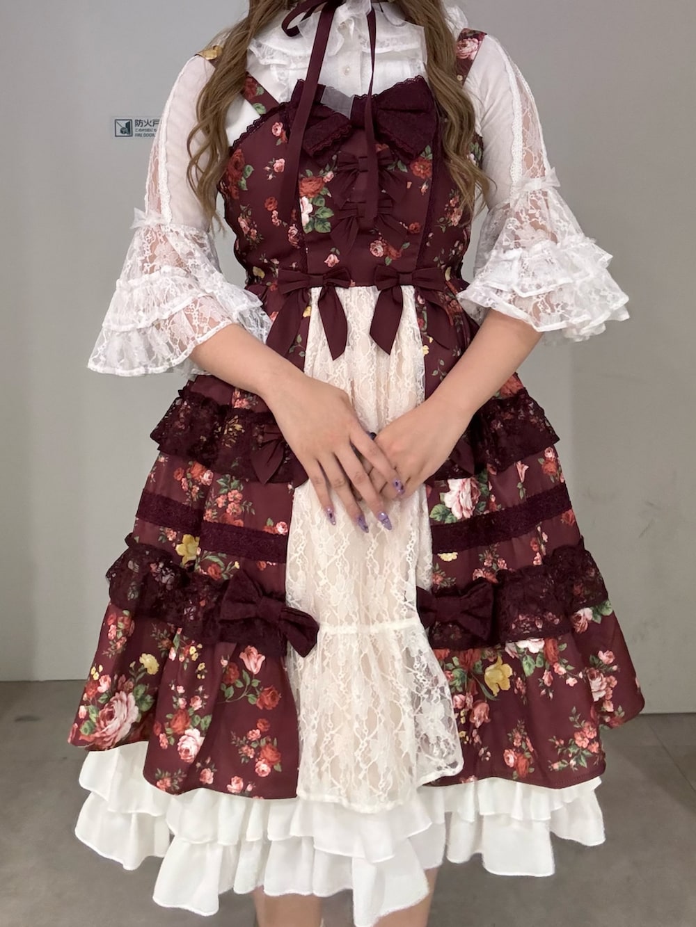 「ロリィタ、ロリータ、骨格ストレート、高身長女子、axes femme、秋コーデ、お出かけコーデ、お茶会コーデ、ジャンパースカート、ブラウス、ガーリーコーデ」｜「axes femmeの厚底クロスストラップシューズ（パンプス、ブラック系）」を使った、kanaeさん（レディース・169cm）の秋コーディネートの4枚目の写真