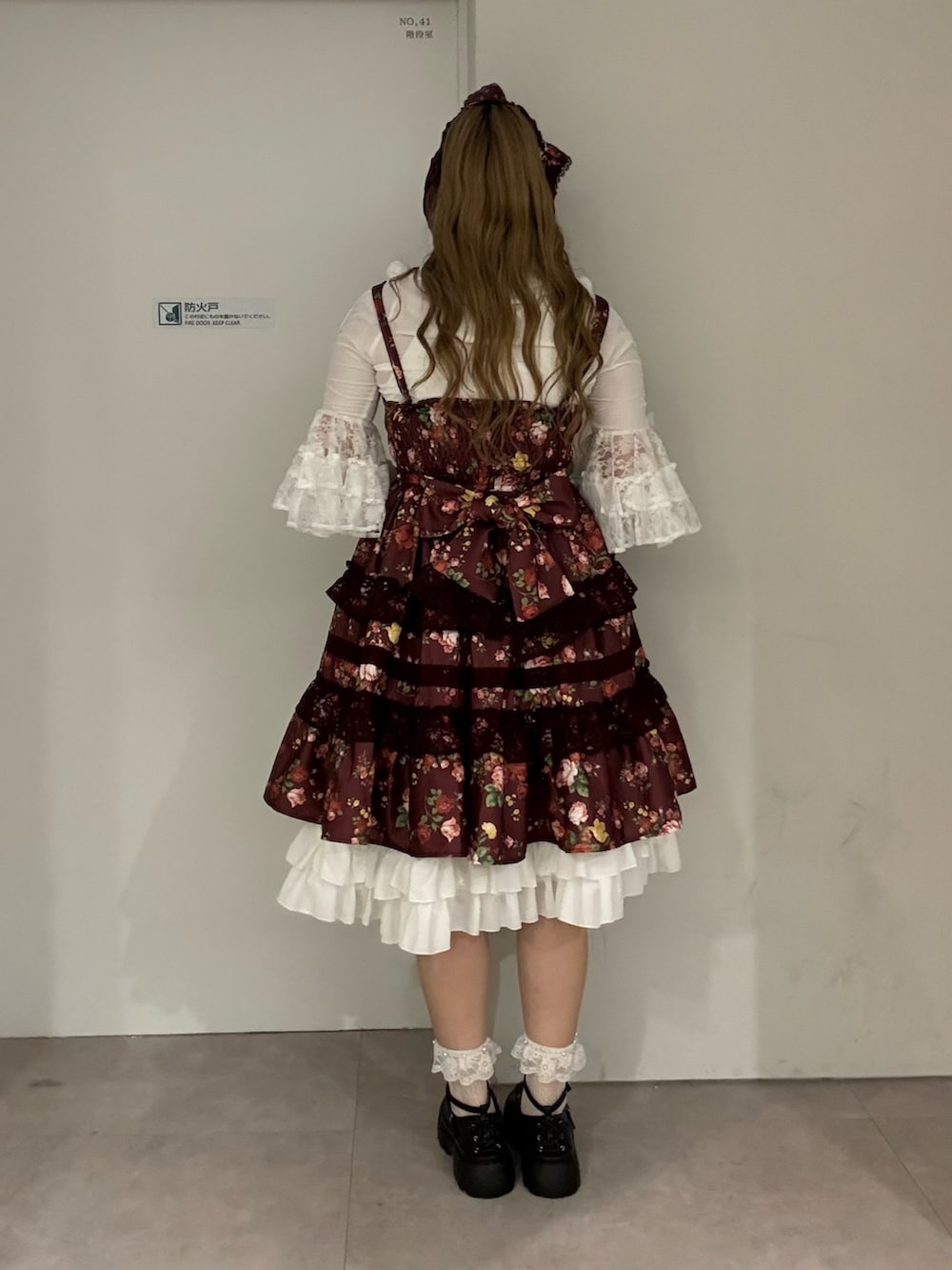 「ロリィタ、ロリータ、骨格ストレート、高身長女子、axes femme、秋コーデ、お出かけコーデ、お茶会コーデ、ジャンパースカート、ブラウス、ガーリーコーデ」｜「axes femmeの厚底クロスストラップシューズ（パンプス、ブラック系）」を使った、kanaeさん（レディース・169cm）の秋コーディネートの3枚目の写真