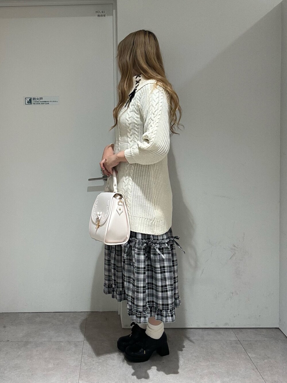 「ガーリー、チュニック、チェック、骨格ストレート、高身長女子、axes femme、お出かけコーデ、カジュアルガーリー、ニット、ラクチンコーデ、淡色コーデ」｜「axes femmeのＷ編み上げニットチュニック（チュニック、ホワイト系）」を使った、kanaeさん（レディース・169cm）の秋コーディネートの2枚目の写真