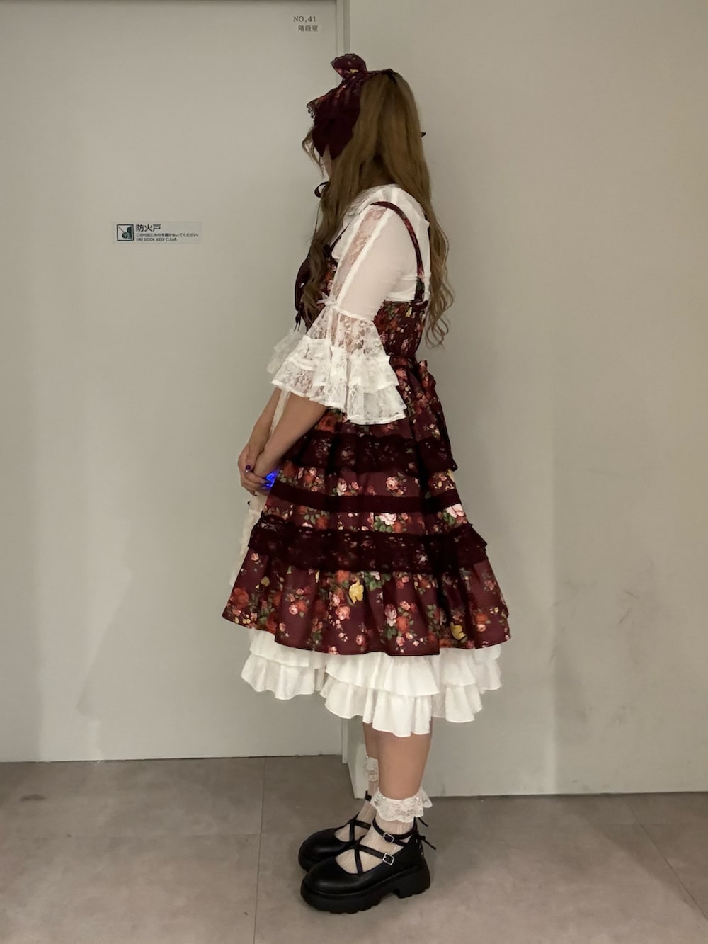 「ロリィタ、ロリータ、骨格ストレート、高身長女子、axes femme、秋コーデ、お出かけコーデ、お茶会コーデ、ジャンパースカート、ブラウス、ガーリーコーデ」｜「axes femmeの厚底クロスストラップシューズ（パンプス、ブラック系）」を使った、kanaeさん（レディース・169cm）の秋コーディネートの2枚目の写真