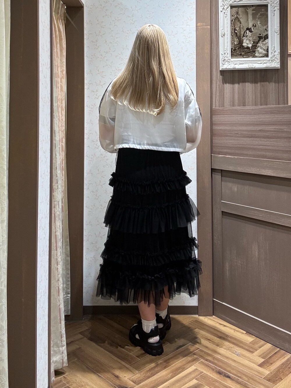 「ショルダーバッグ、大人カジュアル、モノトーン、スポーツミックス、春夏コーデ、axes femme、骨格ストレート、高身長、高身長女子、高身長コーデ、カジュアル、カジュアルガーリー」｜「axes femmeの楊柳シフォン袖メロープルオーバー（Tシャツ/カットソー、ホワイト系）」を使った、kanaeさん（骨格ストレート・レディース・169cm）の春コーディネートの3枚目の写真