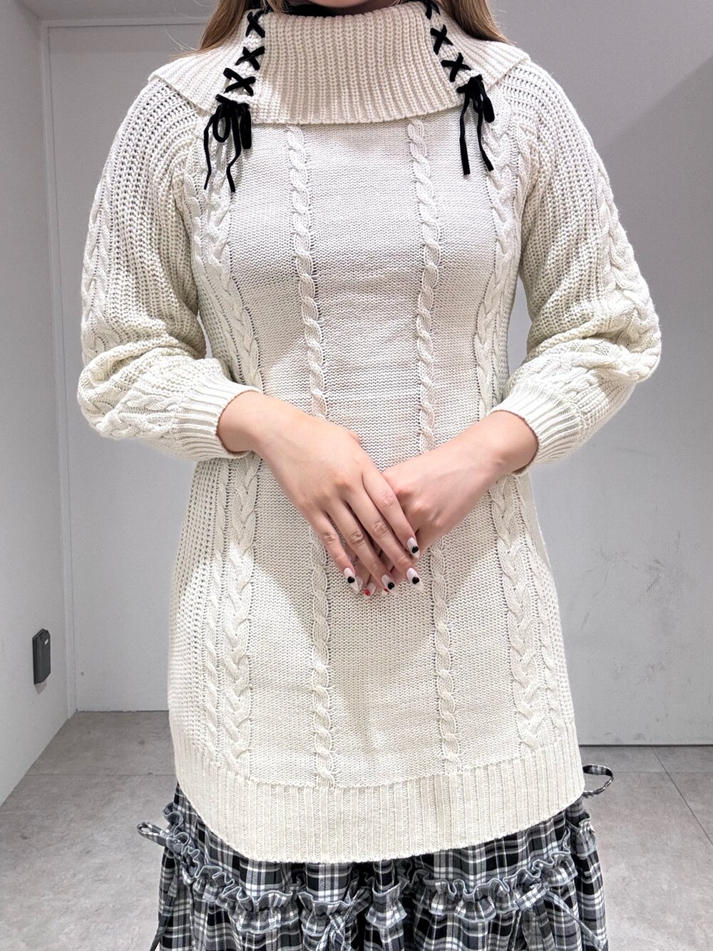 「ガーリー、チュニック、チェック、骨格ストレート、高身長女子、axes femme、お出かけコーデ、カジュアルガーリー、ニット、ラクチンコーデ、淡色コーデ」｜「axes femmeのＷ編み上げニットチュニック（チュニック、ホワイト系）」を使った、kanaeさん（レディース・169cm）の秋コーディネートの4枚目の写真