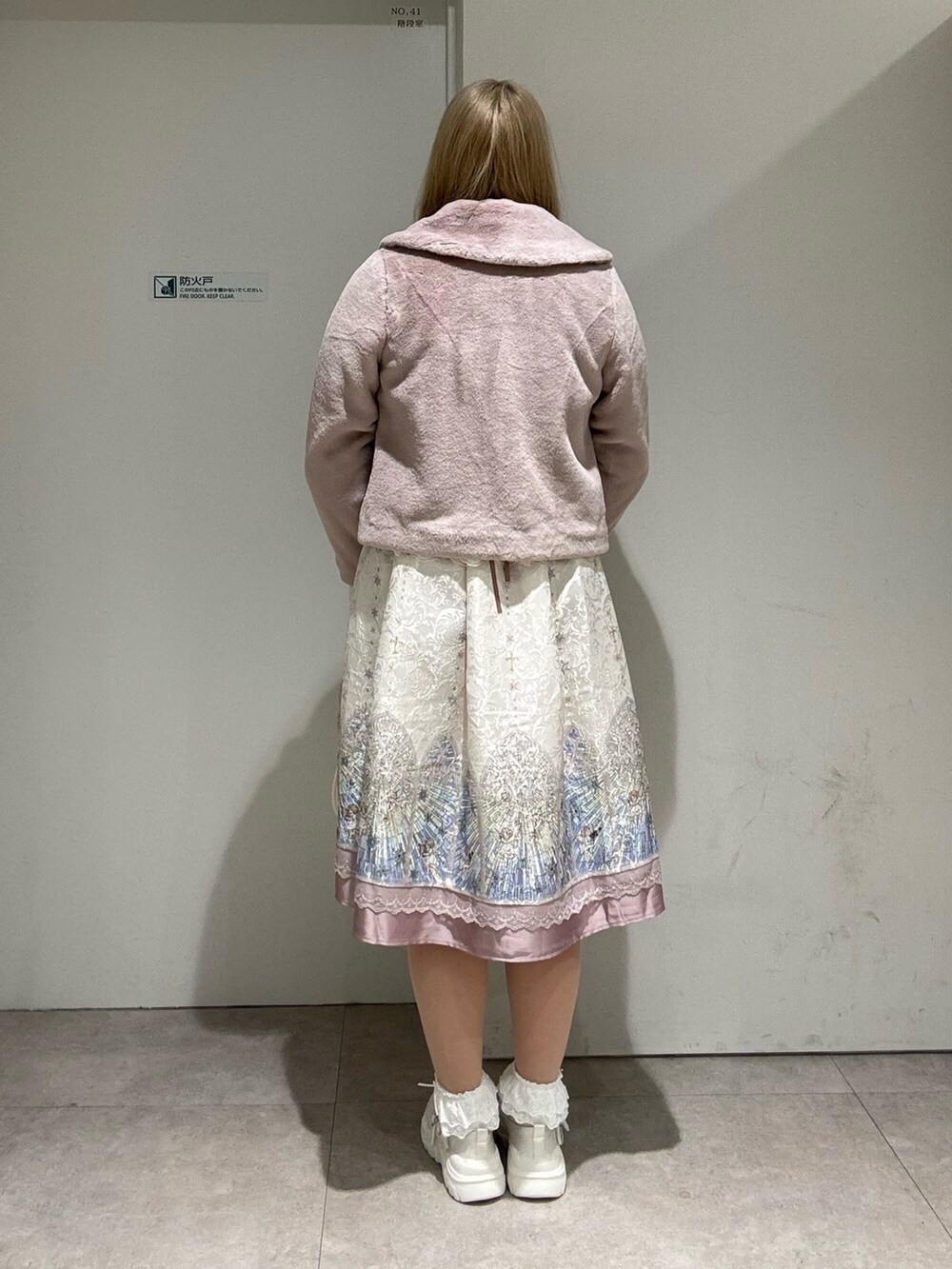 「骨格ストレート、高身長女子、axes femme、ファーコート、ガーリー、ピンク、最近のいい感じコーデ、冬アウター、タートルネック、お出かけコーデ、クリスマスコーデ、デートコーデ」|「axes femme POETIQUEのクラシカル型押しバッグ(ショルダーバッグ、ホワイト系)」を使った、kanaeさん(レディース・169cm)の冬コーディネートの4枚目の写真