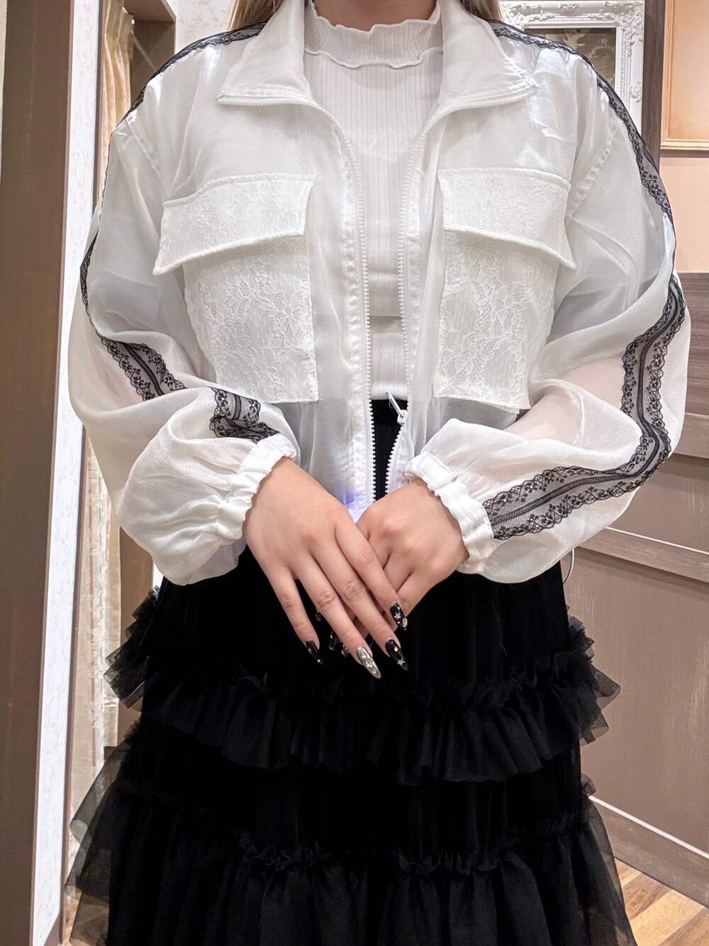 「ショルダーバッグ、大人カジュアル、モノトーン、スポーツミックス、春夏コーデ、axes femme、骨格ストレート、高身長、高身長女子、高身長コーデ、カジュアル、カジュアルガーリー」｜「axes femmeの楊柳シフォン袖メロープルオーバー（Tシャツ/カットソー、ホワイト系）」を使った、kanaeさん（骨格ストレート・レディース・169cm）の春コーディネートの4枚目の写真