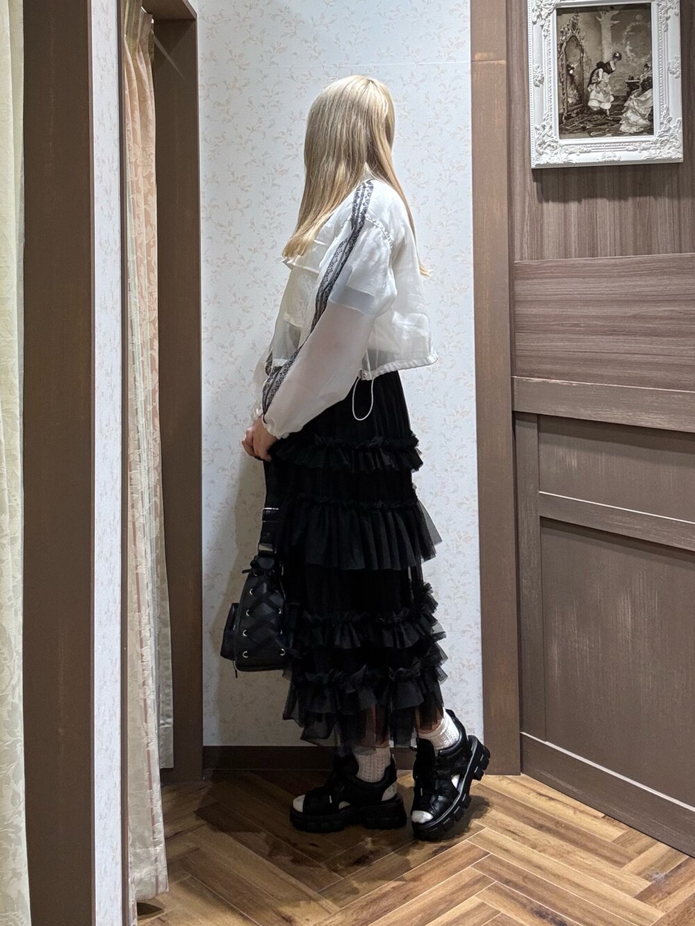 「ショルダーバッグ、大人カジュアル、モノトーン、スポーツミックス、春夏コーデ、axes femme、骨格ストレート、高身長、高身長女子、高身長コーデ、カジュアル、カジュアルガーリー」｜「axes femmeの楊柳シフォン袖メロープルオーバー（Tシャツ/カットソー、ホワイト系）」を使った、kanaeさん（骨格ストレート・レディース・169cm）の春コーディネートの2枚目の写真
