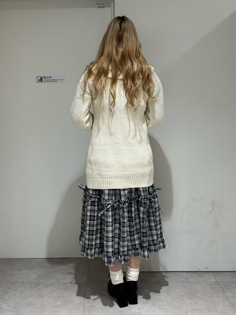 「ガーリー、チュニック、チェック、骨格ストレート、高身長女子、axes femme、お出かけコーデ、カジュアルガーリー、ニット、ラクチンコーデ、淡色コーデ」｜「axes femmeのＷ編み上げニットチュニック（チュニック、ホワイト系）」を使った、kanaeさん（レディース・169cm）の秋コーディネートの3枚目の写真