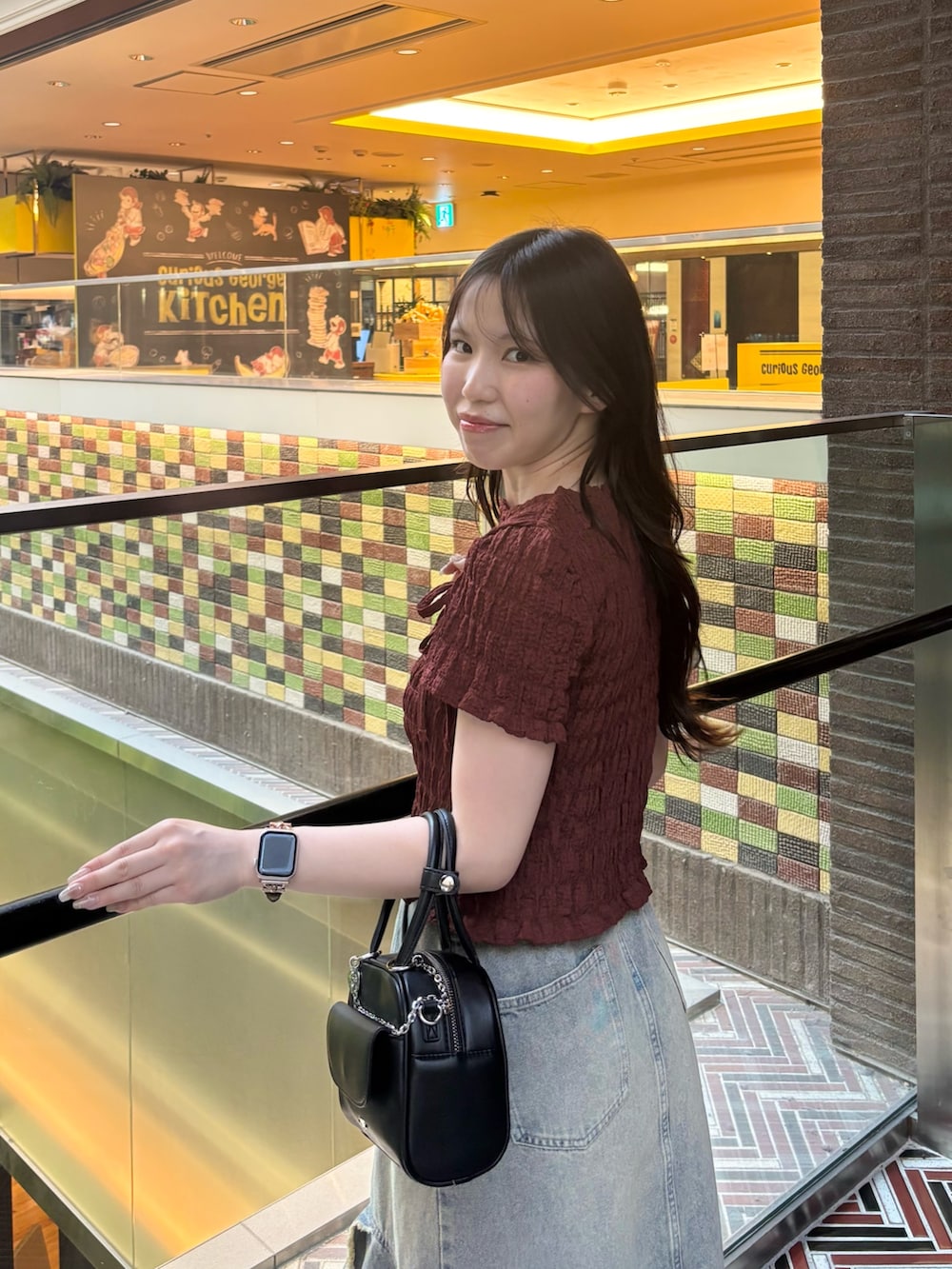 「夏コーデ、ロングスカート、マーメイドスカート、お出かけコーデ、大人女子、夏服、デニム、デニムコーデ、きれいめカジュアル」｜「Chicoの【6色展開】フロントリボンボレロデザインT（Tシャツ/カットソー、ブラウン系）」を使った、reinyaさん（骨格ウェーブ・レディース・152cm）の夏コーディネートの5枚目の写真