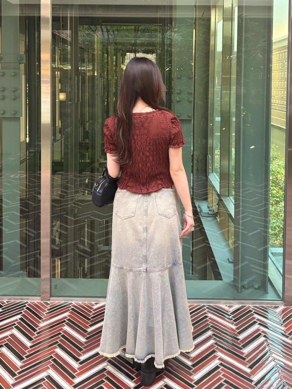 「夏コーデ、ロングスカート、マーメイドスカート、お出かけコーデ、大人女子、夏服、デニム、デニムコーデ、きれいめカジュアル」｜「Chicoの【6色展開】フロントリボンボレロデザインT（Tシャツ/カットソー、ブラウン系）」を使った、reinyaさん（骨格ウェーブ・レディース・152cm）の夏コーディネートの2枚目の写真