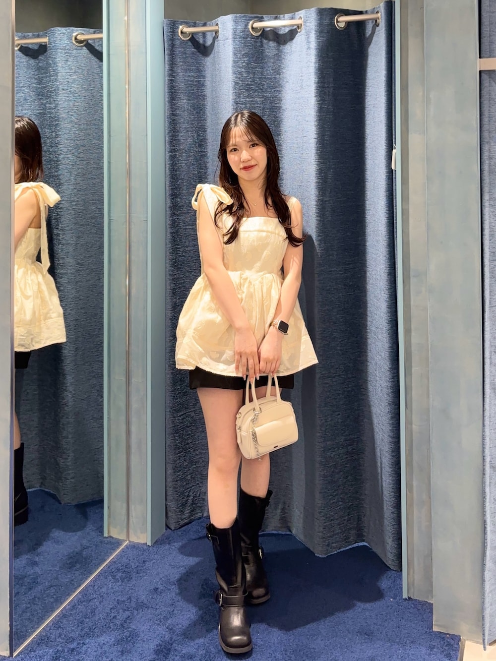 「デートコーデ、ワンピース、淡色コーデ」｜「Chicoの【SALON by Chico】アシメリボンボリュームフラワーキャミチュニック（チュニック、ホワイト系）」を使った、reinyaさん（骨格ウェーブ・レディース・152cm）の夏コーディネートの3枚目の写真