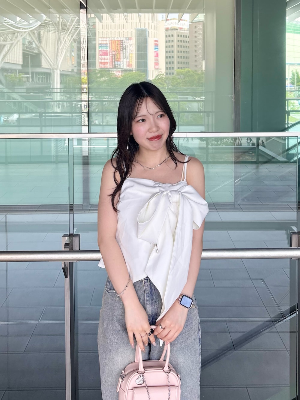 「ワイドパンツ、サンダル、夏コーデ、オトナ女子、カジュアルスタイル、オトナカワイイ、きれいめコーディネート、デニムコーデ、リボン」｜「Chicoの【SALON by Chico】2wayリボンデザインベアコンビネゾン（つなぎ/オールインワン、ホワイト系）」を使った、reinyaさん（骨格ウェーブ・レディース・152cm）の春コーディネートの5枚目の写真
