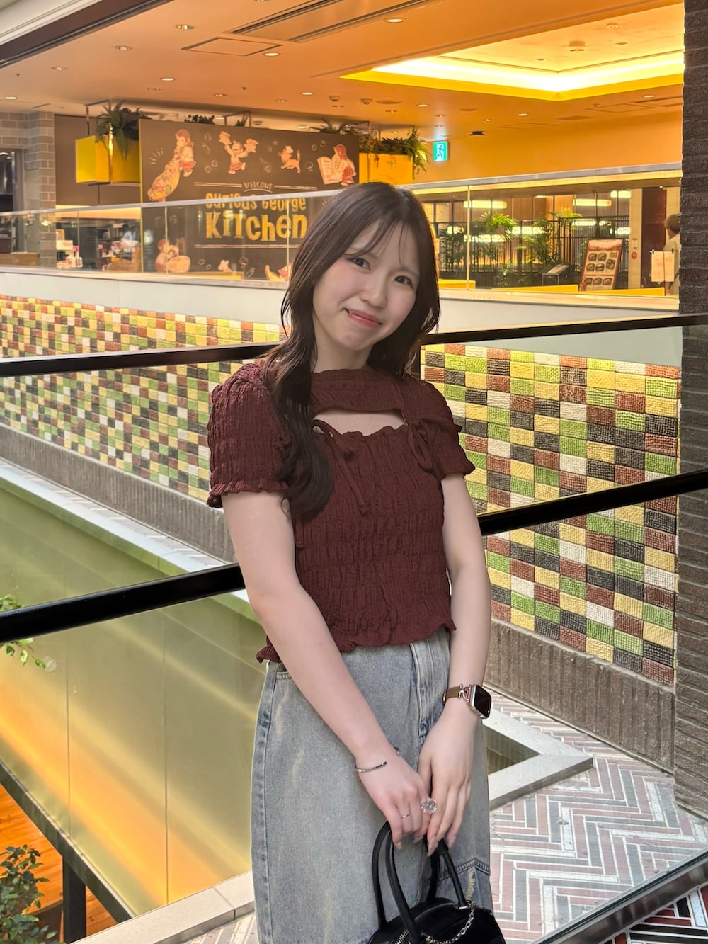 「夏コーデ、ロングスカート、マーメイドスカート、お出かけコーデ、大人女子、夏服、デニム、デニムコーデ、きれいめカジュアル」｜「Chicoの【6色展開】フロントリボンボレロデザインT（Tシャツ/カットソー、ブラウン系）」を使った、reinyaさん（骨格ウェーブ・レディース・152cm）の夏コーディネートの4枚目の写真