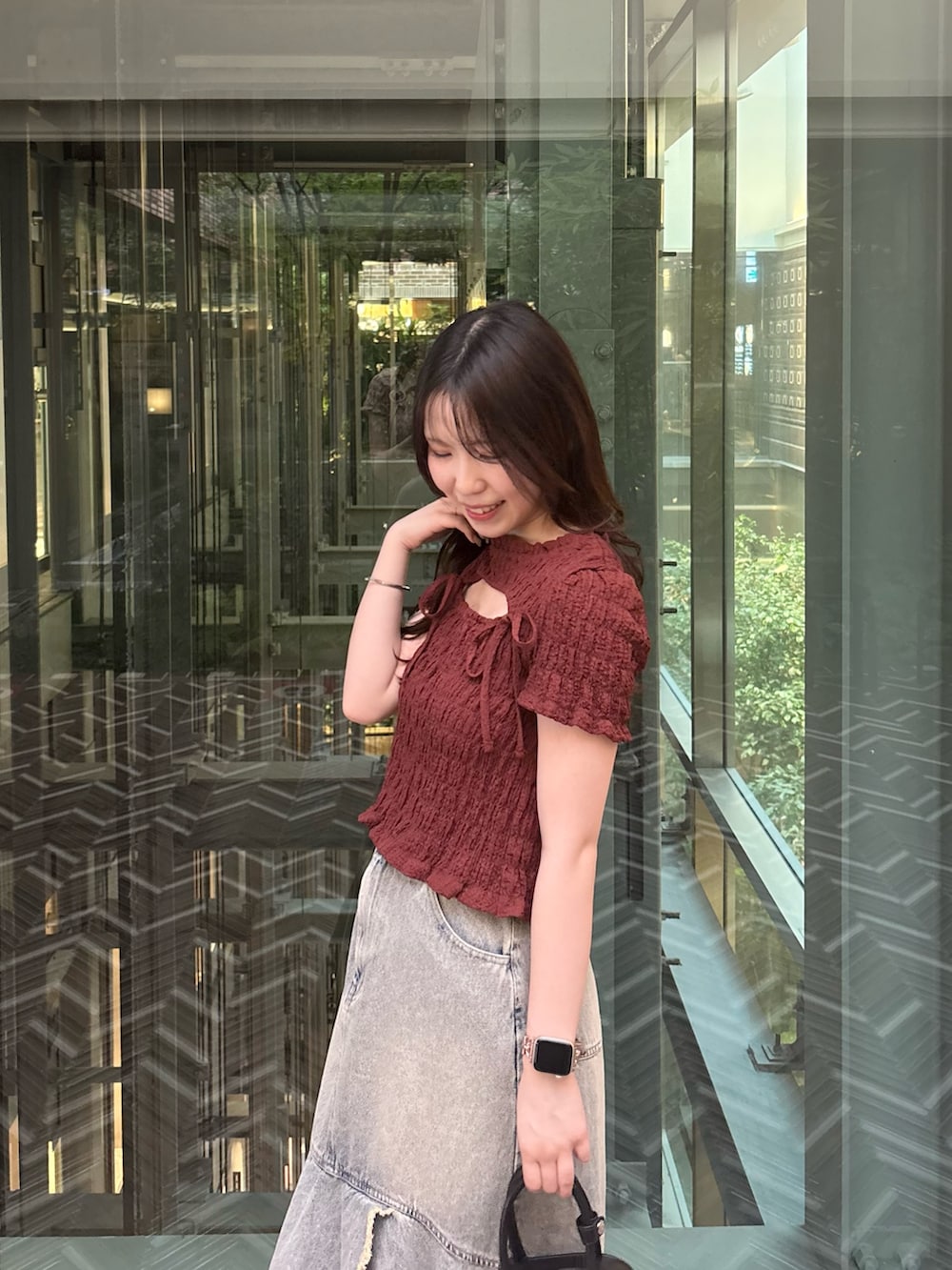 「夏コーデ、ロングスカート、マーメイドスカート、お出かけコーデ、大人女子、夏服、デニム、デニムコーデ、きれいめカジュアル」｜「Chicoの【6色展開】フロントリボンボレロデザインT（Tシャツ/カットソー、ブラウン系）」を使った、reinyaさん（骨格ウェーブ・レディース・152cm）の夏コーディネートの3枚目の写真