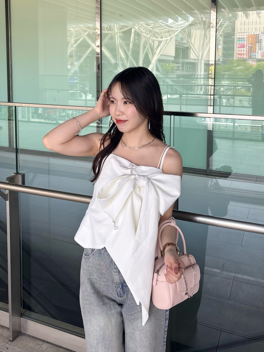 「ワイドパンツ、サンダル、夏コーデ、オトナ女子、カジュアルスタイル、オトナカワイイ、きれいめコーディネート、デニムコーデ、リボン」｜「Chicoの【SALON by Chico】2wayリボンデザインベアコンビネゾン（つなぎ/オールインワン、ホワイト系）」を使った、reinyaさん（骨格ウェーブ・レディース・152cm）の春コーディネートの4枚目の写真