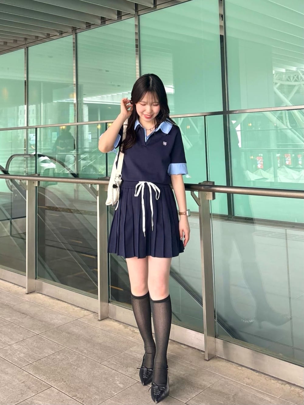 「セットアップ、レイヤードスタイル、おでかけコーデ、夏コーデ、ポロニット」｜「Chicoの【5分袖】刺繍入り襟付きポロニット（ニット/セーター、ブルー系）」を使った、reinyaさん（骨格ウェーブ・レディース・152cm）の春コーディネートの2枚目の写真