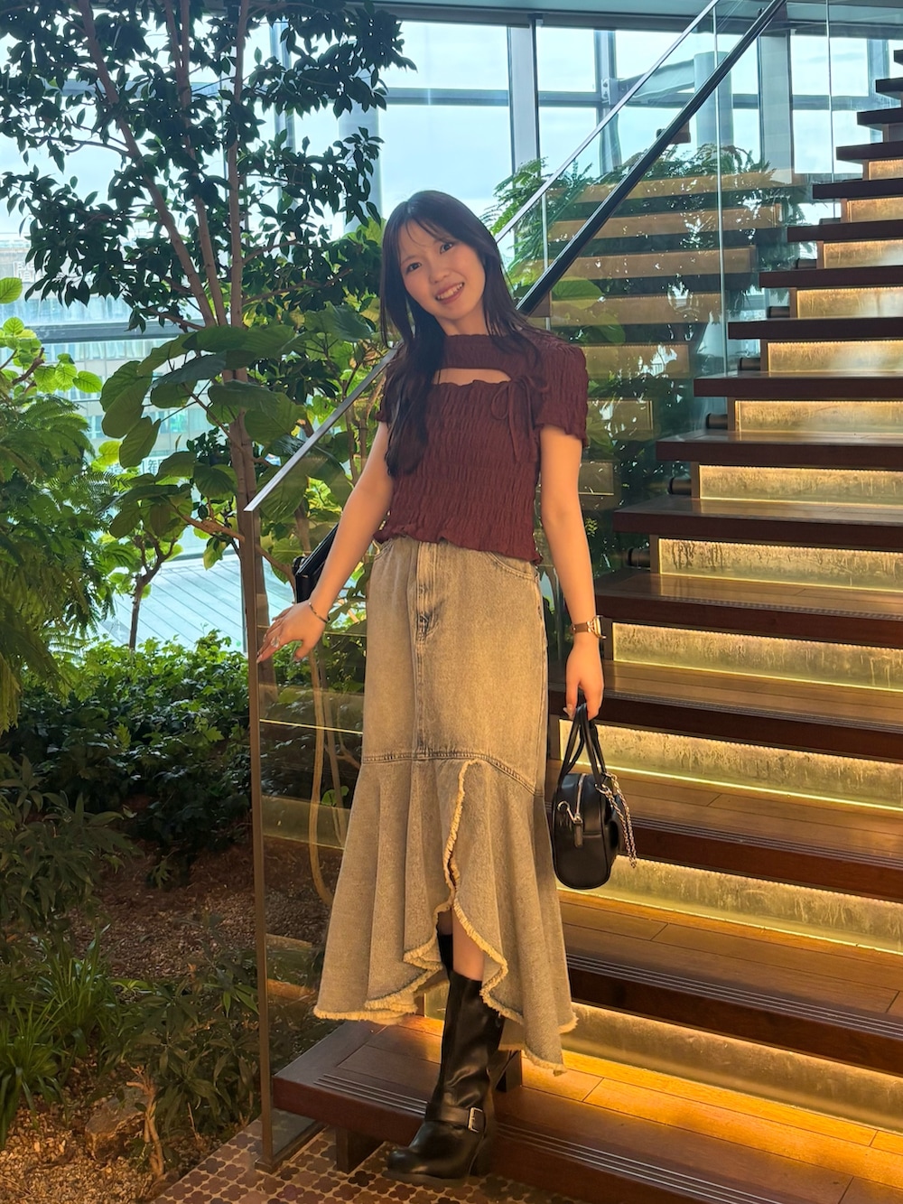 「夏コーデ、ロングスカート、マーメイドスカート、お出かけコーデ、大人女子、夏服、デニム、デニムコーデ、きれいめカジュアル」｜「Chicoの【6色展開】フロントリボンボレロデザインT（Tシャツ/カットソー、ブラウン系）」を使った、reinyaさん（骨格ウェーブ・レディース・152cm）の夏コーディネートの6枚目の写真