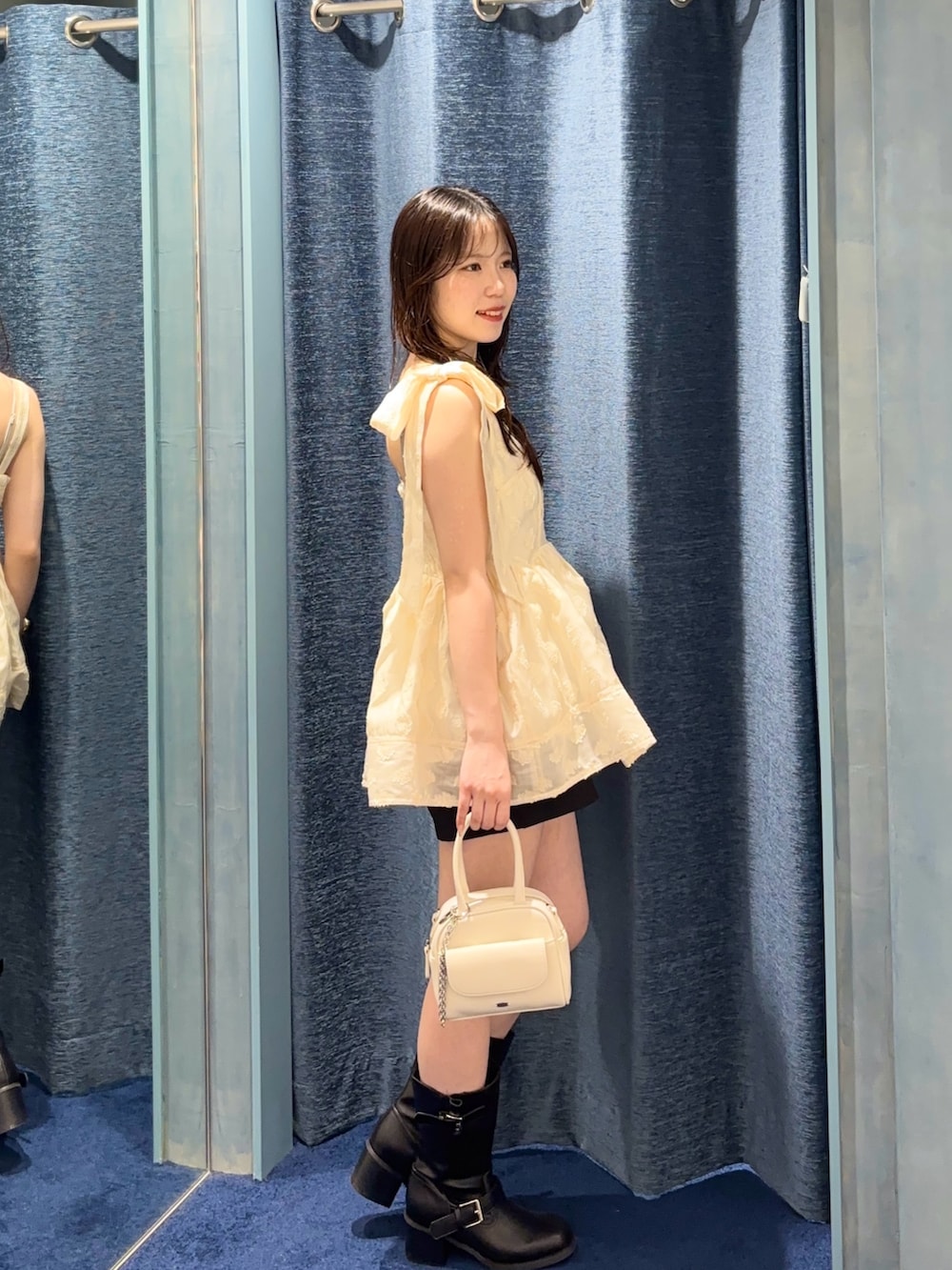 「デートコーデ、ワンピース、淡色コーデ」｜「Chicoの【SALON by Chico】アシメリボンボリュームフラワーキャミチュニック（チュニック、ホワイト系）」を使った、reinyaさん（骨格ウェーブ・レディース・152cm）の夏コーディネートの2枚目の写真