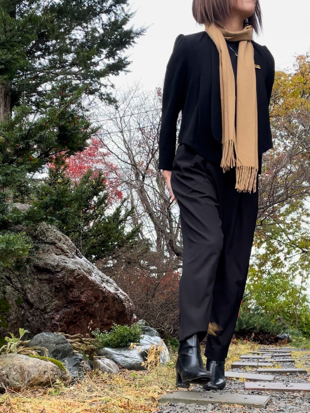 ブラック系のパンツ、ブラック系のノーカラージャケット、ブラック系のTシャツ/カットソーを着用したレディースの秋コーディネートの4枚目の写真