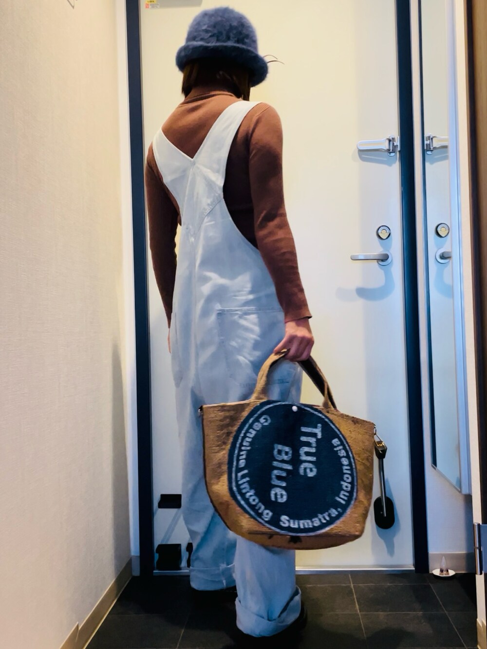 その他のバッグ、ブラウン系のニット/セーター、ブルー系のサロペット/オーバーオールを着用したレディースの秋コーディネートの2枚目の写真