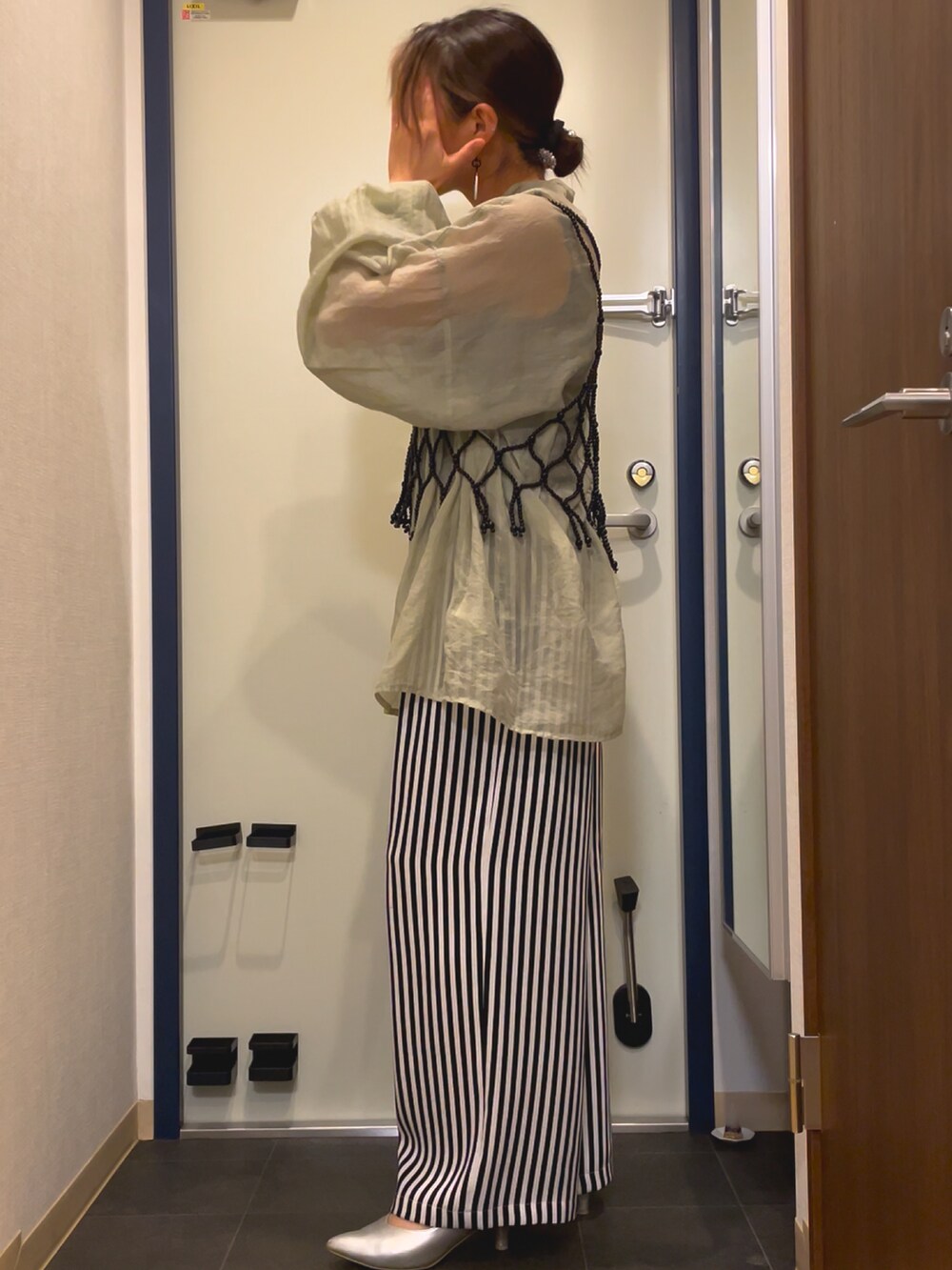 その他のその他パンツ、シルバー系のパンプス、グリーン系のシャツ/ブラウスを着用したレディースの夏コーディネートの3枚目の写真