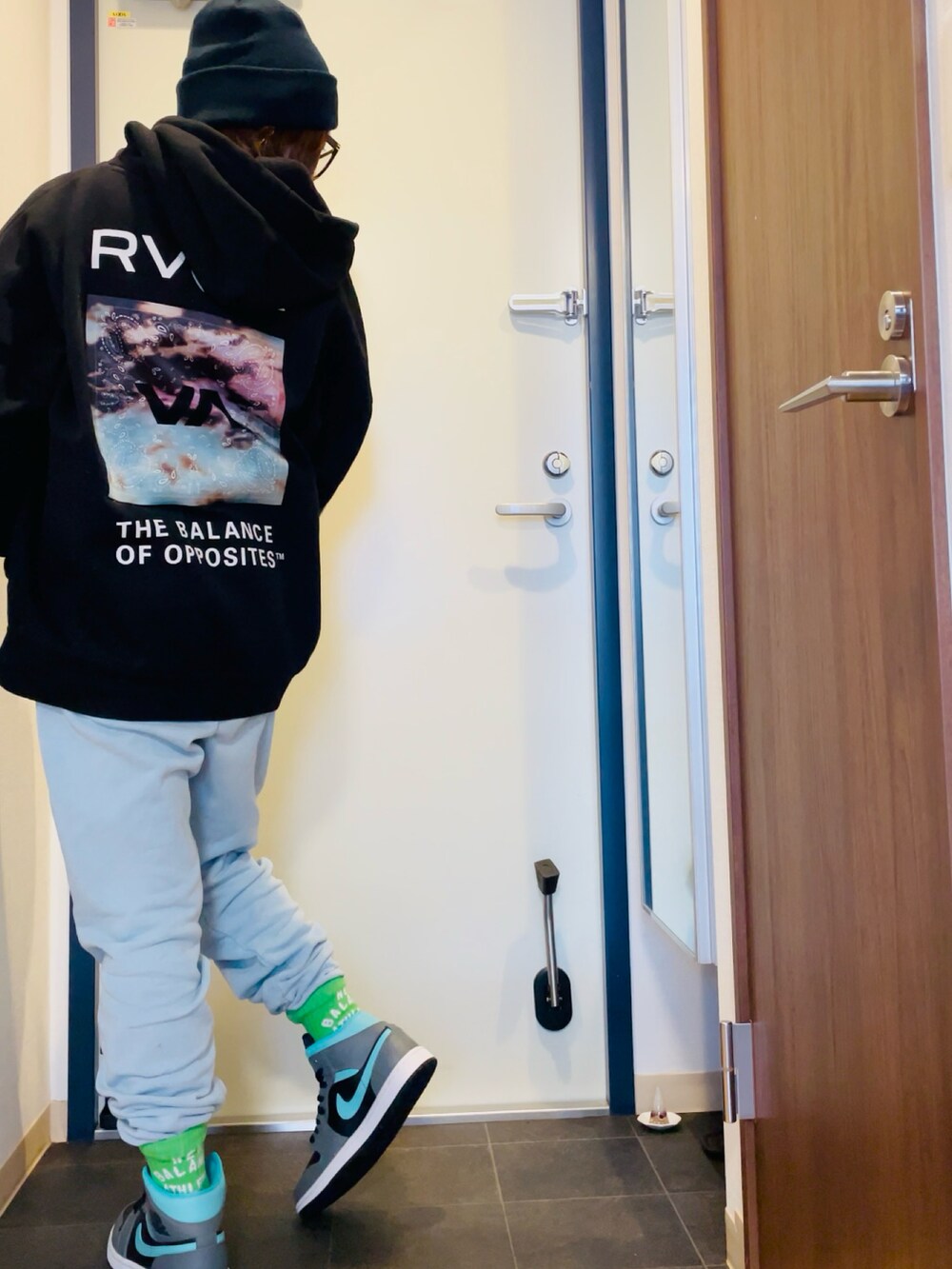 ブラック系のパーカー、ブルー系のスウェット、グレー系のスニーカーを着用したレディースの冬コーディネートの4枚目の写真