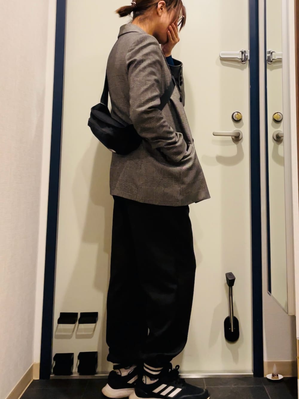 グレー系のテーラードジャケット、ブラック系のその他パンツ、ブラック系のスニーカーを着用したレディースの秋コーディネートの2枚目の写真