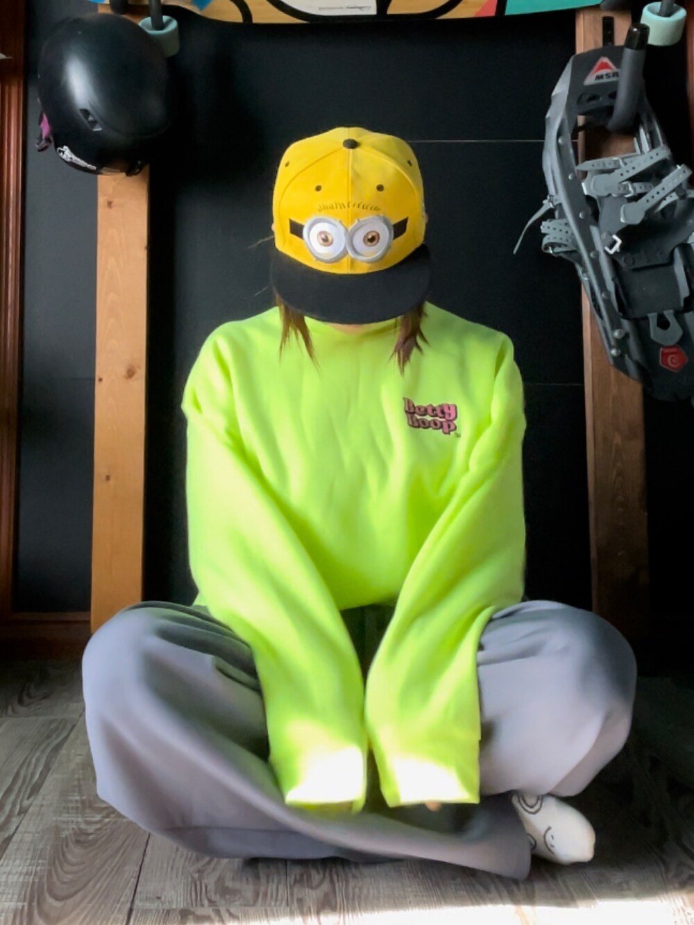 イエロー系のスウェット、グレー系のその他パンツ、イエロー系のキャップを着用したレディースの秋コーディネートの3枚目の写真