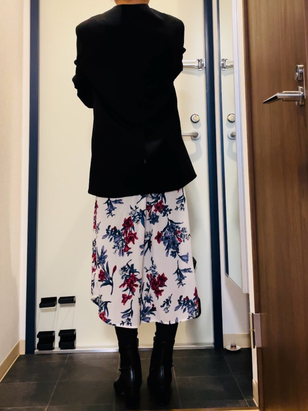 ブラック系のジャケット/アウター、その他のワンピース、ブラック系のブーツを着用したレディースの秋コーディネートの3枚目の写真