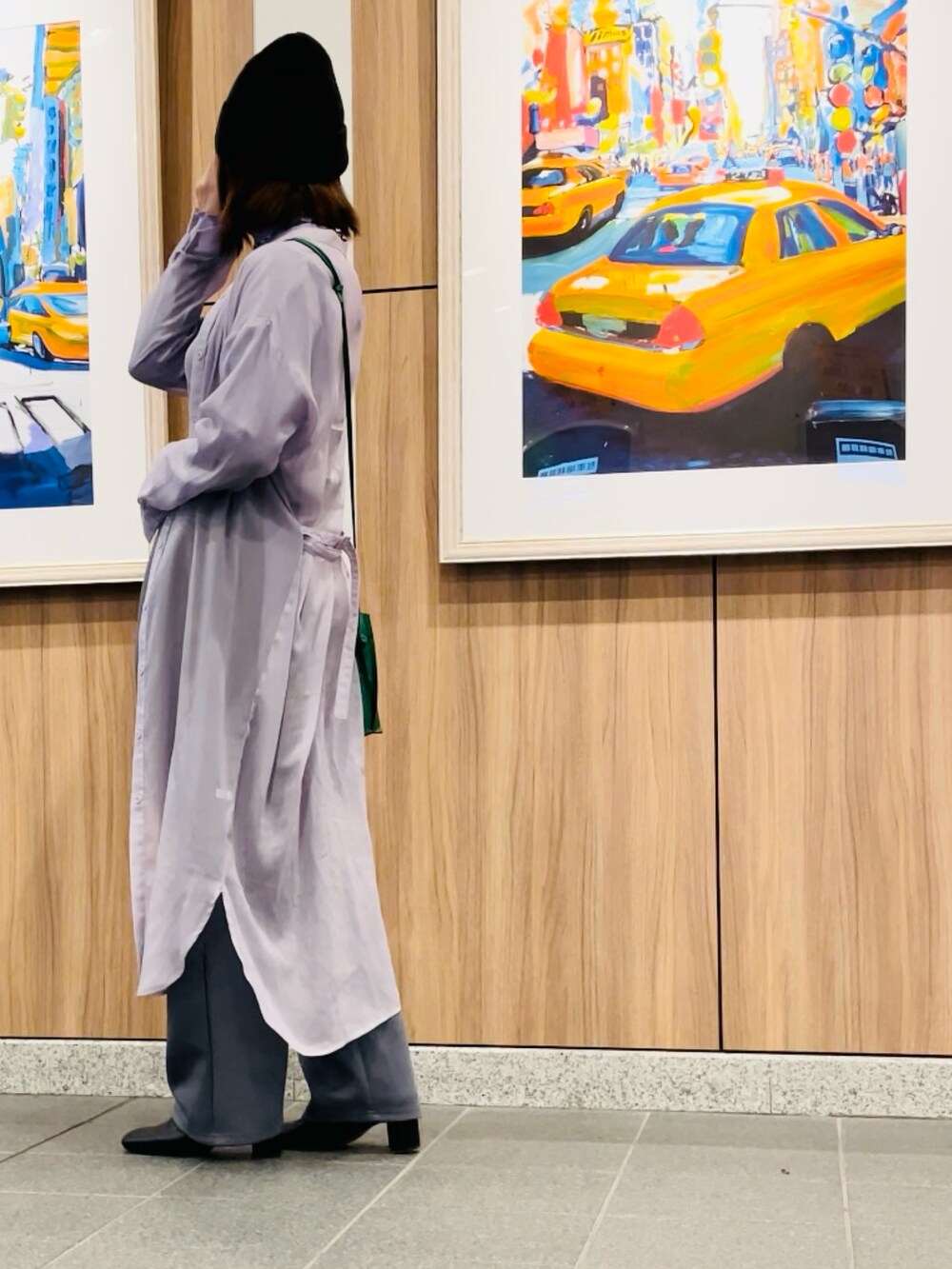 パープル系のトップス、グレー系のその他パンツ、ブラック系のブーツを着用したレディースの秋コーディネートの2枚目の写真