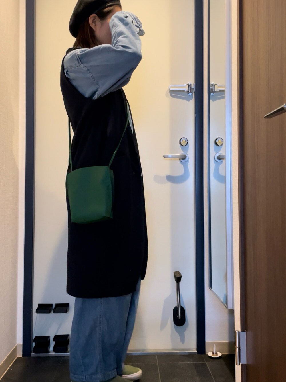 グリーン系のスニーカー、ブルー系のその他アウター、ブルー系のデニムパンツを着用したレディースの秋コーディネートの2枚目の写真