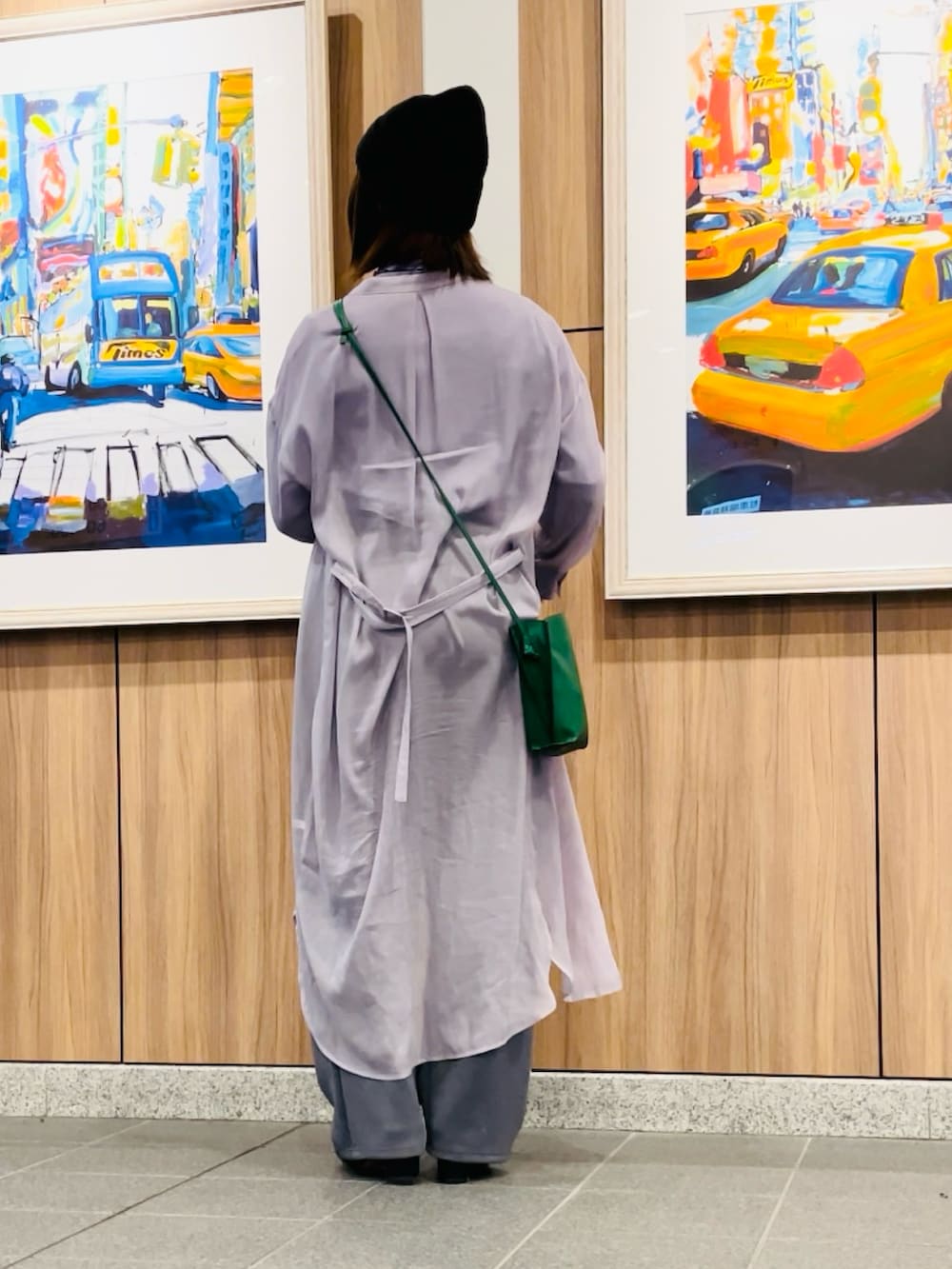 パープル系のトップス、グレー系のその他パンツ、ブラック系のブーツを着用したレディースの秋コーディネートの3枚目の写真