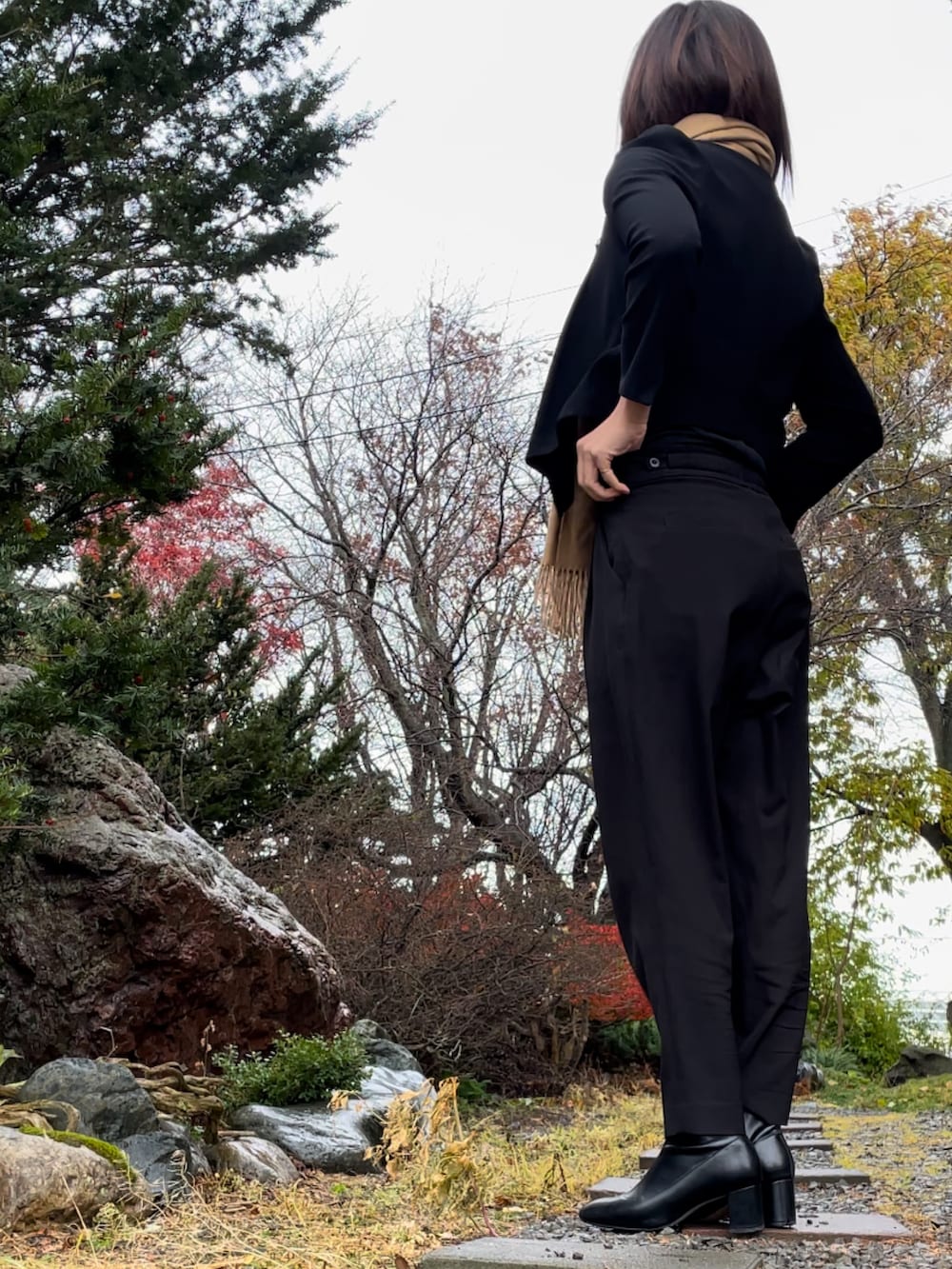 ブラック系のパンツ、ブラック系のノーカラージャケット、ブラック系のTシャツ/カットソーを着用したレディースの秋コーディネートの3枚目の写真