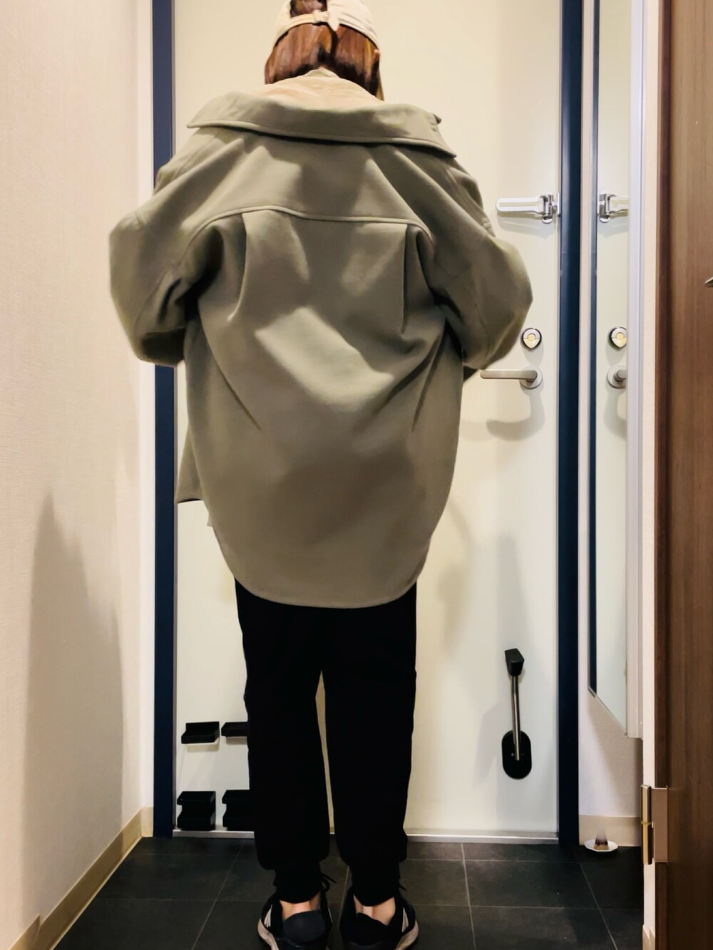 グリーン系のシャツ/ブラウス、グリーン系のジャケット/アウター、ブルー系のパンツを着用したレディースの秋コーディネートの3枚目の写真