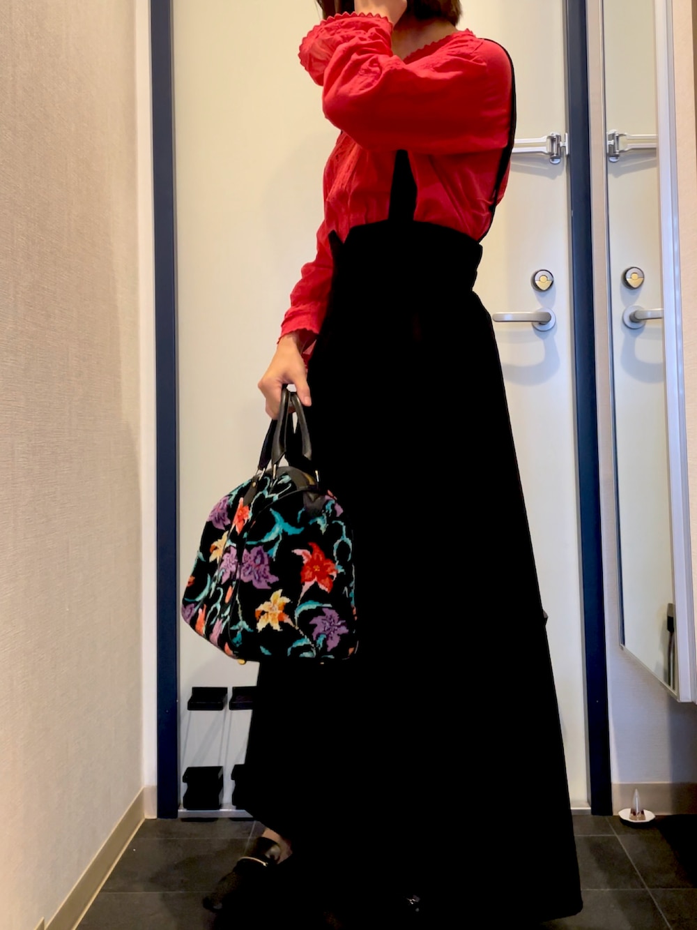 レッド系のシャツ/ブラウス、ブラック系のサロペット/オーバーオールを着用したレディースの秋コーディネートの2枚目の写真