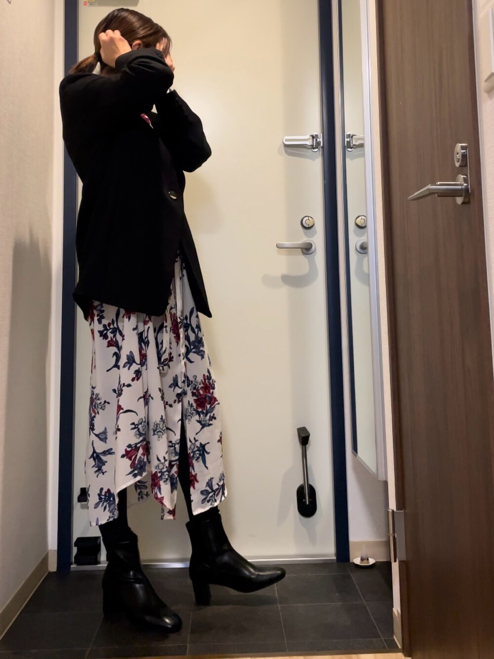 ブラック系のジャケット/アウター、その他のワンピース、ブラック系のブーツを着用したレディースの秋コーディネートの2枚目の写真