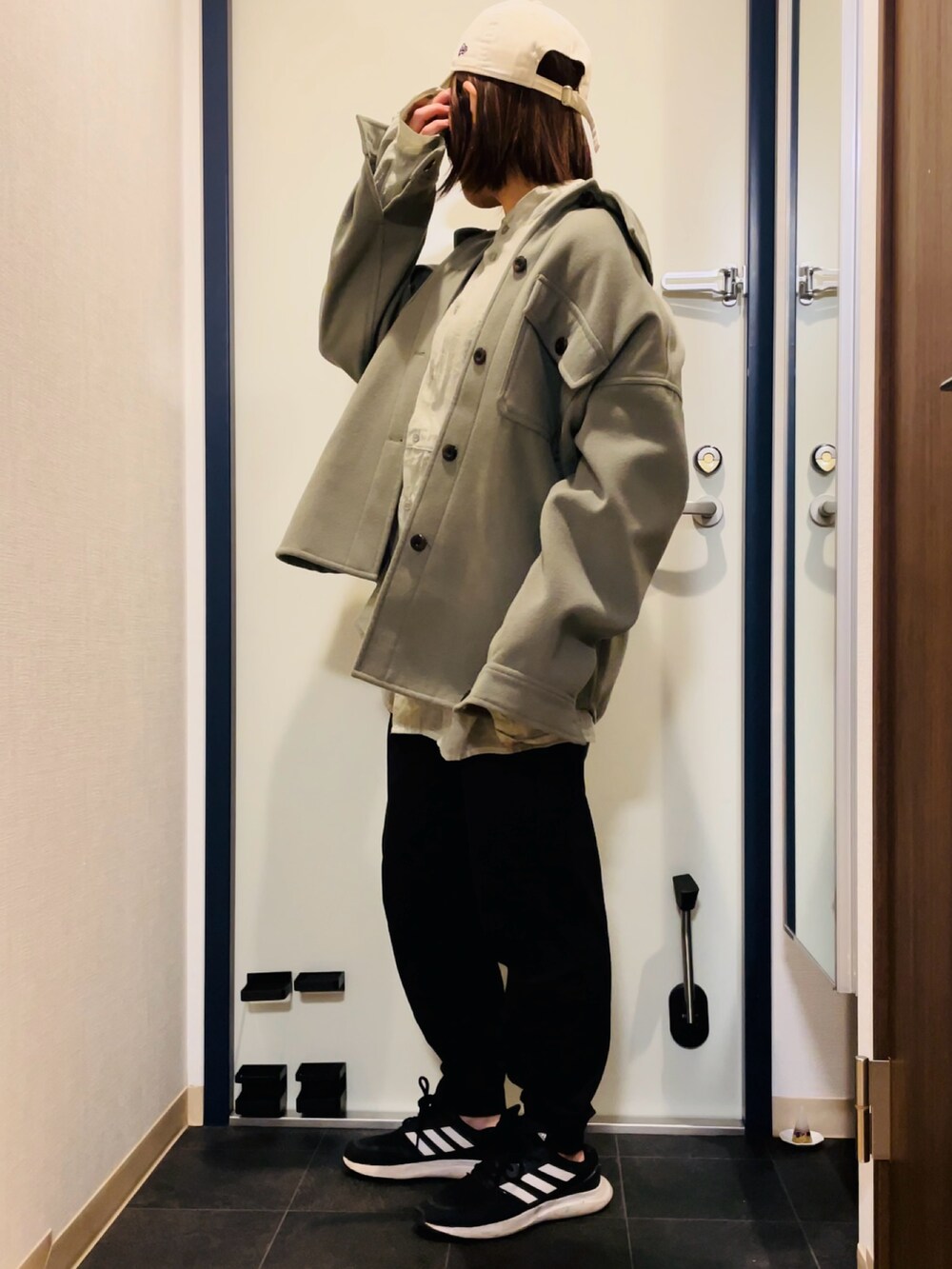 グリーン系のシャツ/ブラウス、グリーン系のジャケット/アウター、ブルー系のパンツを着用したレディースの秋コーディネートの2枚目の写真