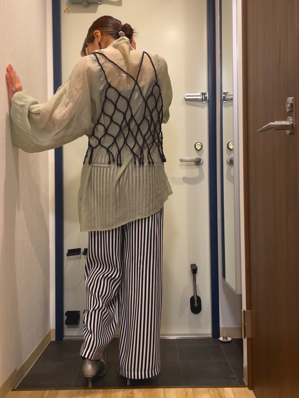 その他のその他パンツ、シルバー系のパンプス、グリーン系のシャツ/ブラウスを着用したレディースの夏コーディネートの2枚目の写真