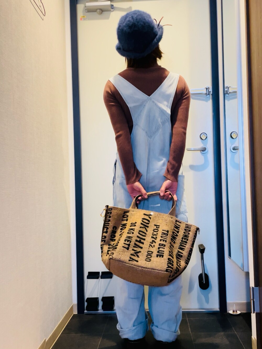 その他のバッグ、ブラウン系のニット/セーター、ブルー系のサロペット/オーバーオールを着用したレディースの秋コーディネートの3枚目の写真