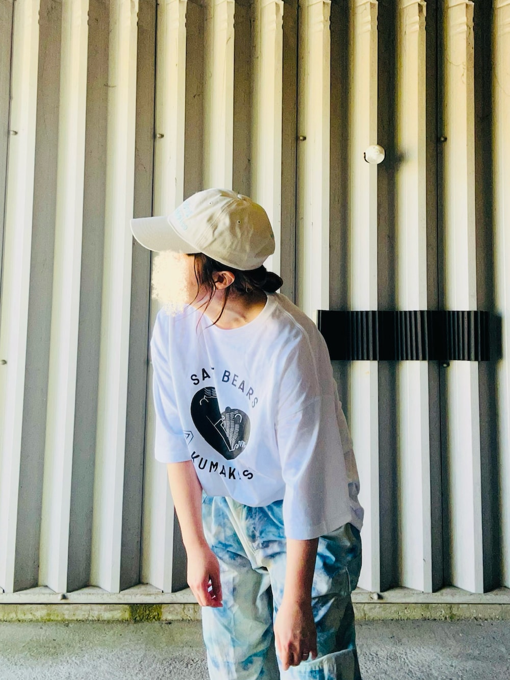 ホワイト系のTシャツ/カットソー、ホワイト系のパンツ、ブラック系のスニーカーを着用したレディースの夏コーディネートの4枚目の写真