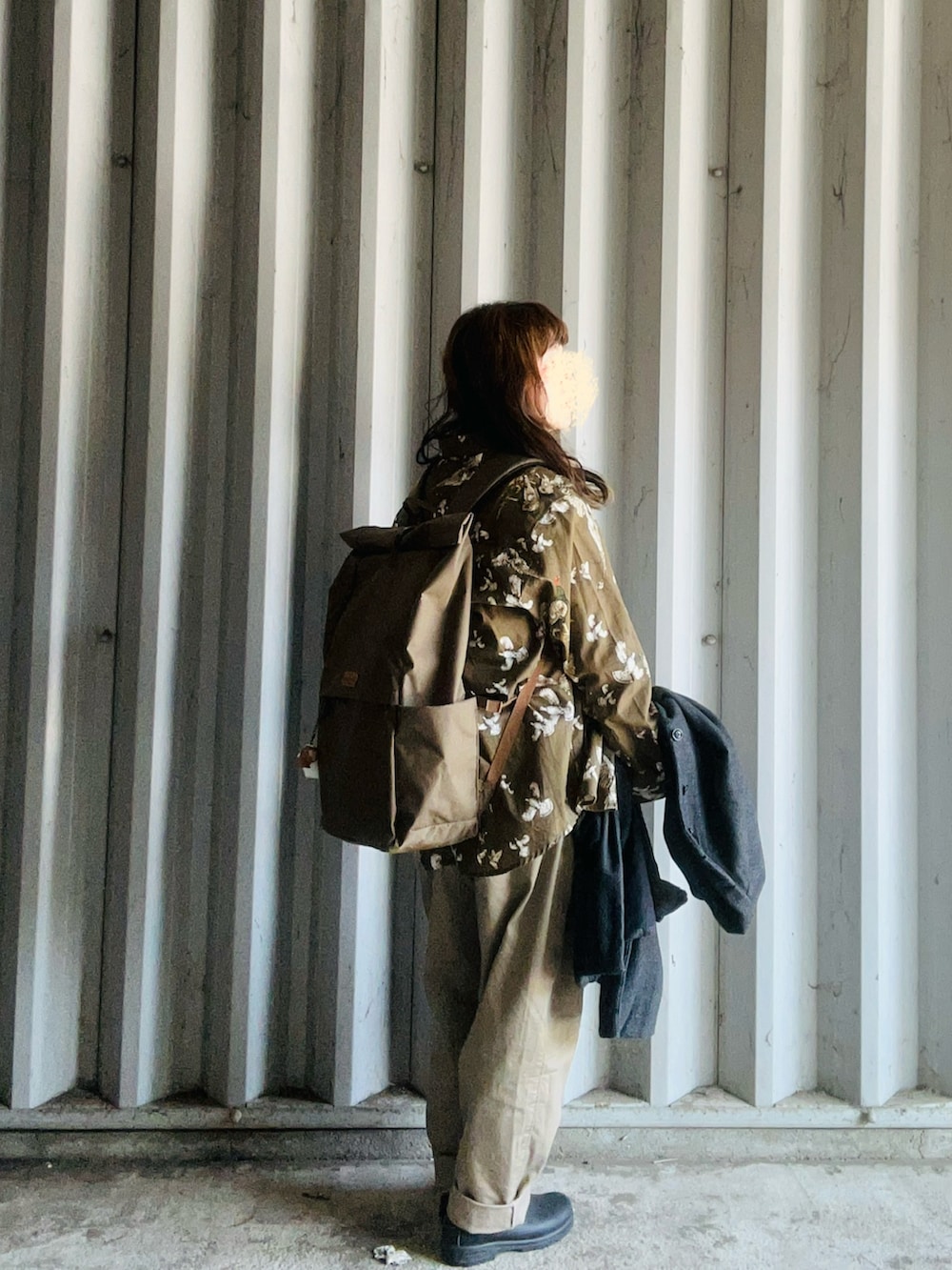 ブラック系のブーツ、ホワイト系のTシャツ/カットソー、ブラウン系のシャツ/ブラウスを着用したレディースの春コーディネートの3枚目の写真