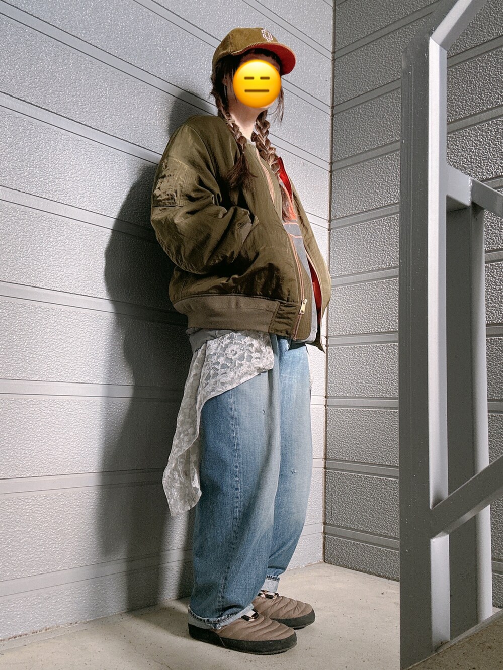 グリーン系のMA-1、グレー系のスウェット、ブルー系のデニムパンツを着用したレディースの冬コーディネートの2枚目の写真