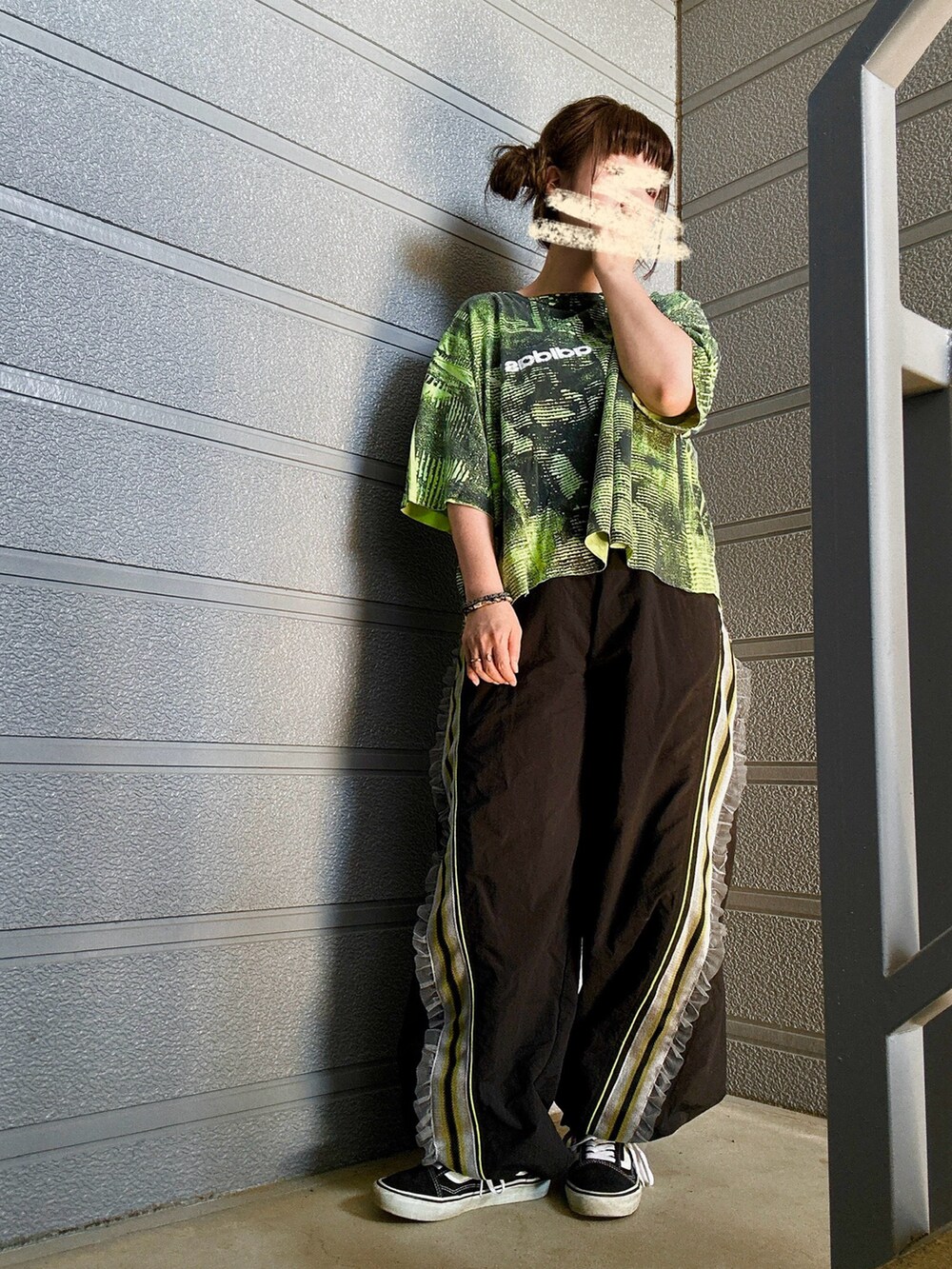 その他のTシャツ/カットソー、ブラック系のパンツ、ブラック系のスニーカーを着用したレディースの夏コーディネートの2枚目の写真